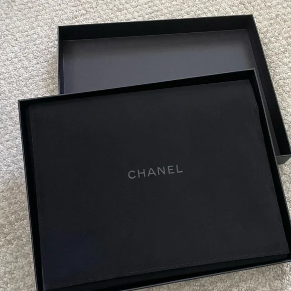 AUTHENTIC CHANEL PEARL GOLD NECKLACE - LIKE NEW - Picture 8 of 8